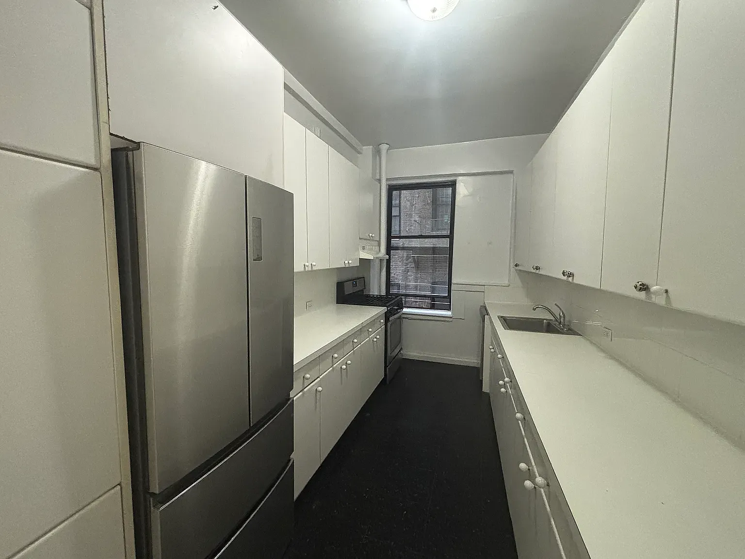2586 Broadway — Photo 4