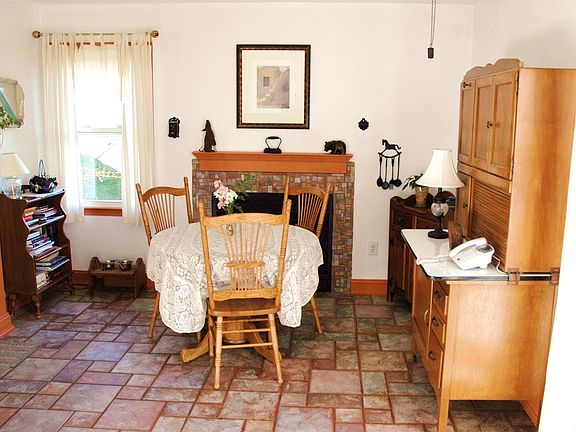 Breakfast Room w/fireplace