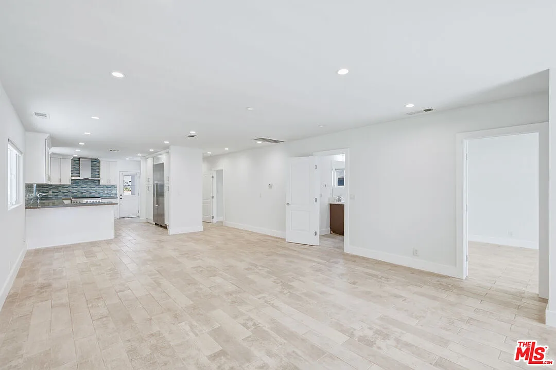4 bed, 2500 sqft, $8,495 — Photo 4