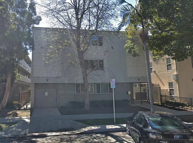 1120 E 2nd St #9 — Photo 1