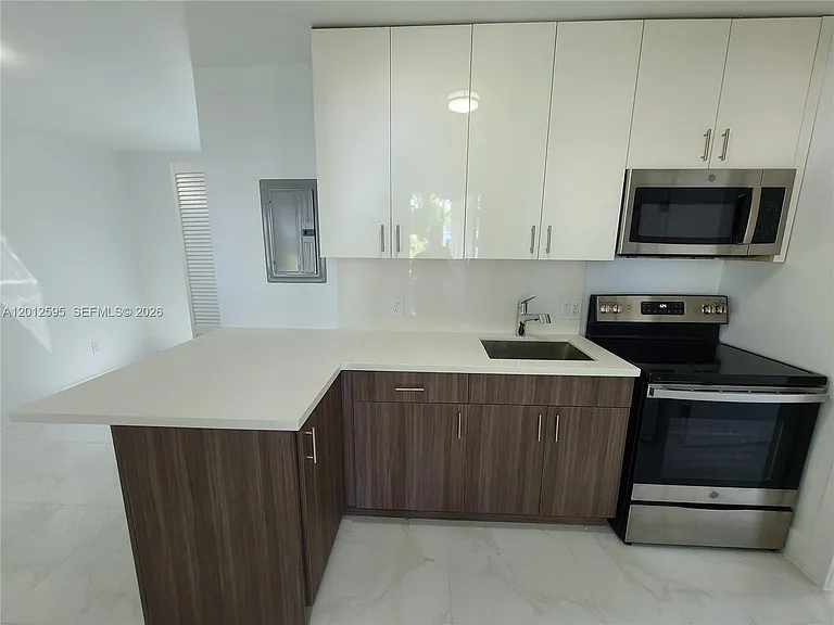 1646 NW 1st Pl #4 — Photo 2