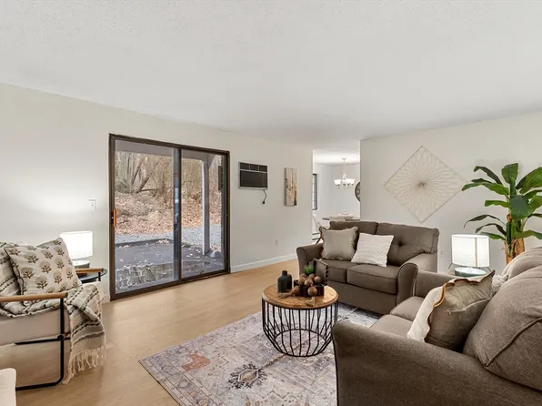 1720 Skyline Dr Unit 15, Lowell, MA 01854