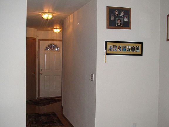 entry hallway, w/ doors leading to mstbdrm& bath,2 car garage,walkin utilityrm