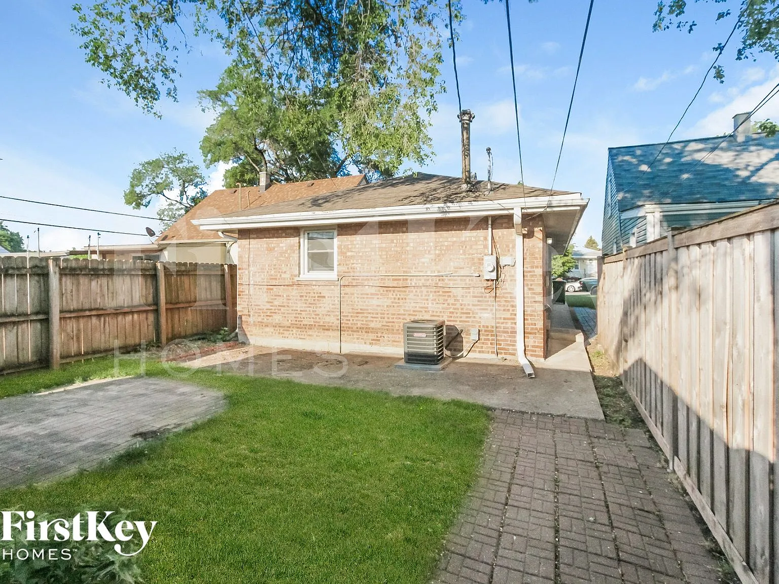 3 bed, 1.0 bath, 1200 sqft, $2,920 — Photo 2