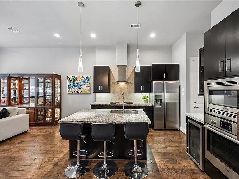2410 Couch St — Photo 5