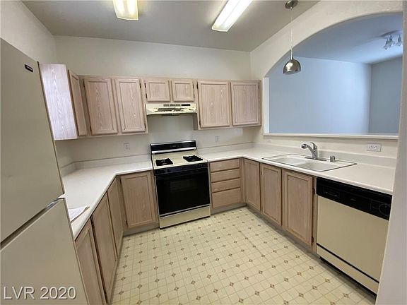 3rd image of 1900 N Torrey Pines Dr Unit 204