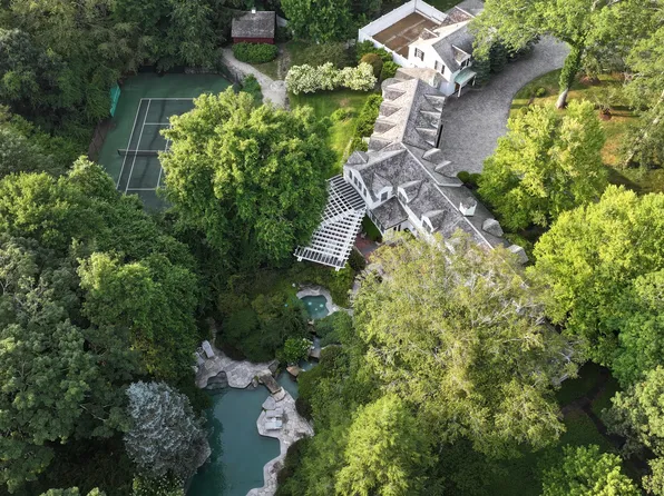 39 Louises Lane, New Canaan, CT 06840