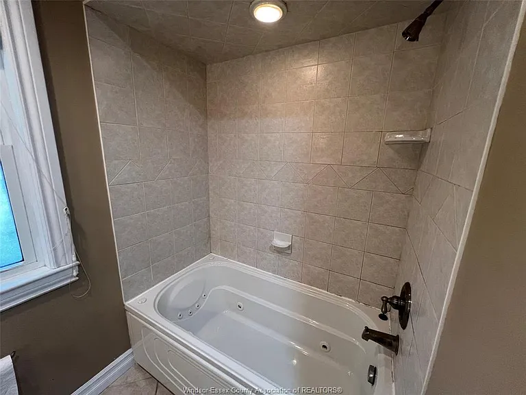 2423 Princess Ave — Photo 21