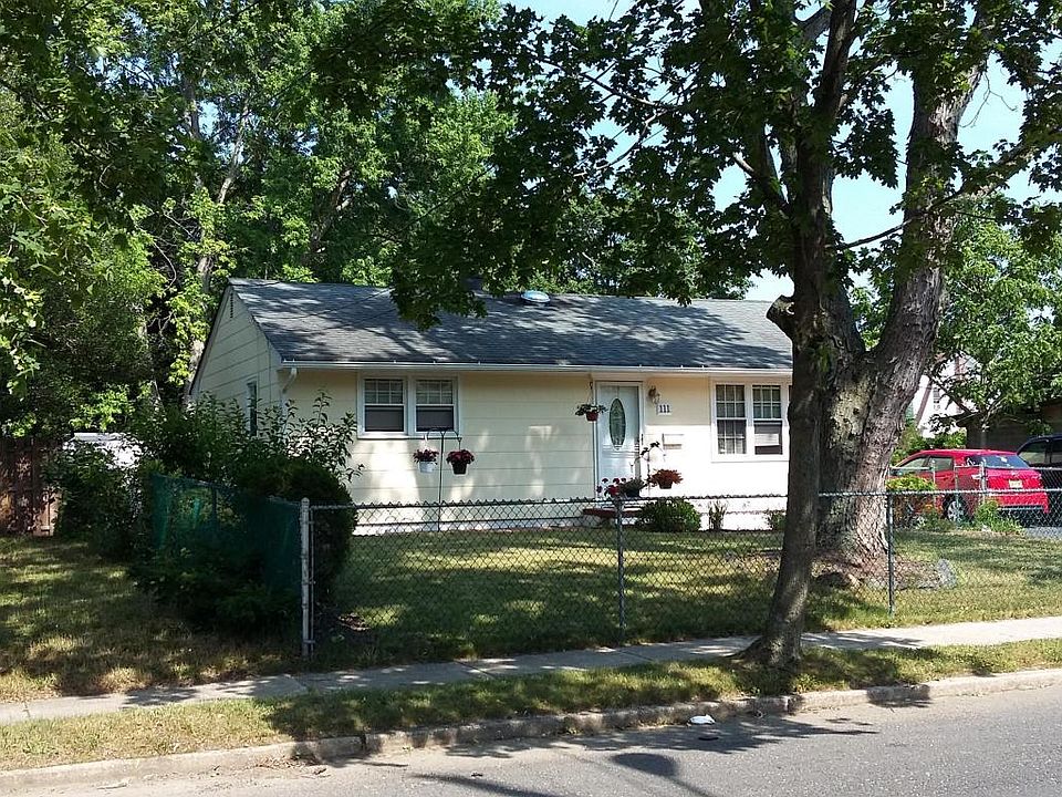 2nd image of 111 N Oakland St