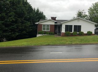 724 Rockford St, Mount Airy, NC 27030