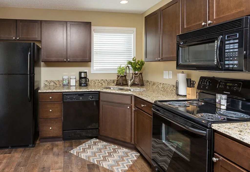 Ashworth Pointe & Foxboro Townhomes — Photo 2