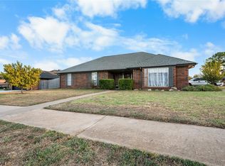 1816 N Lincoln Ave, Moore, OK 73160