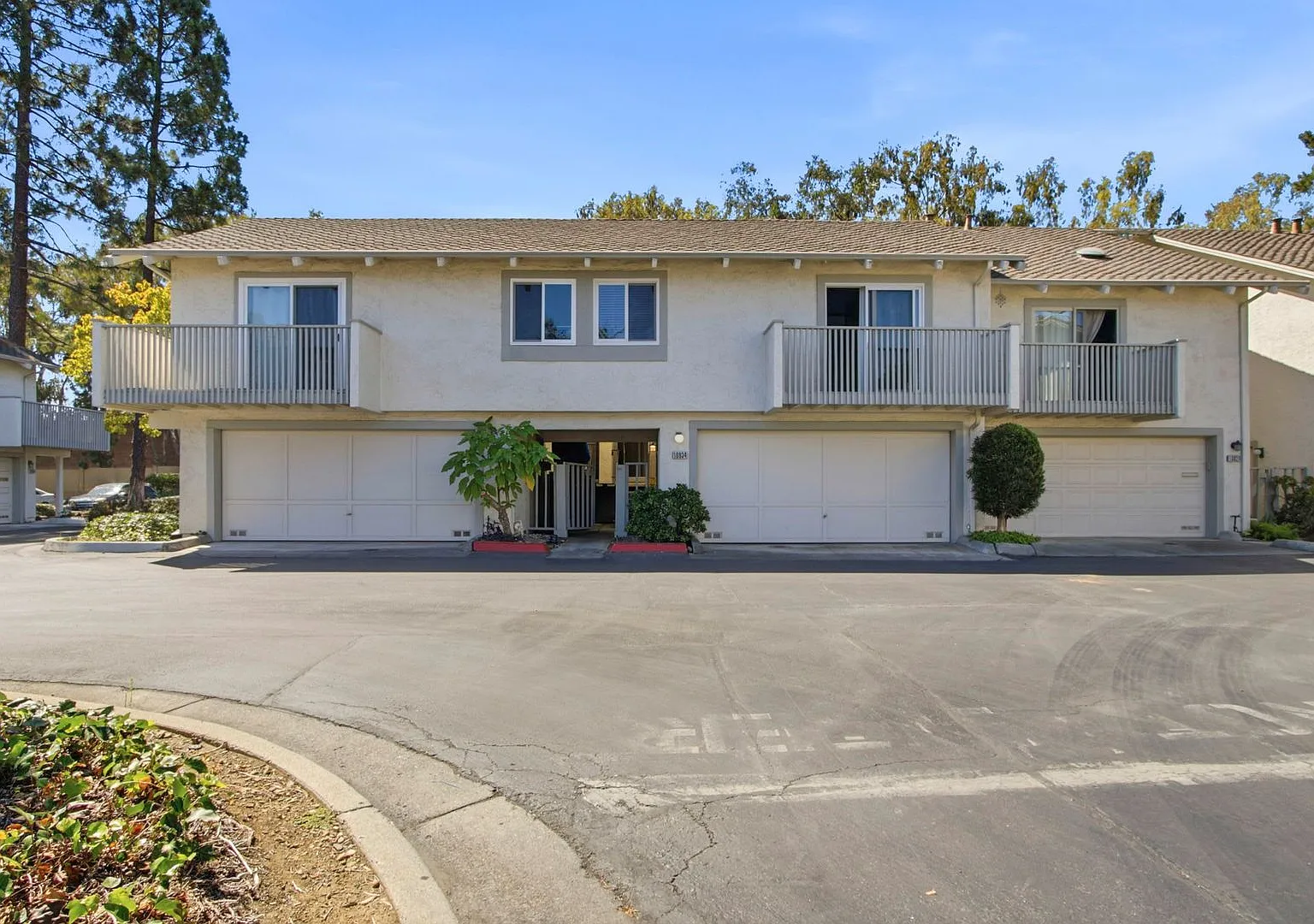 Wow! What a Great Home! Available Now! — Photo 1