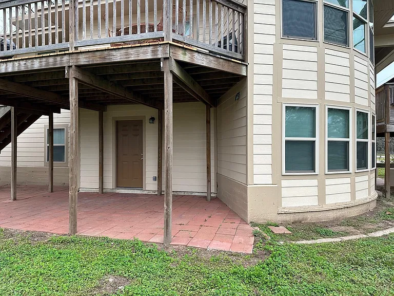 631 Live Oak Dr — Photo 2