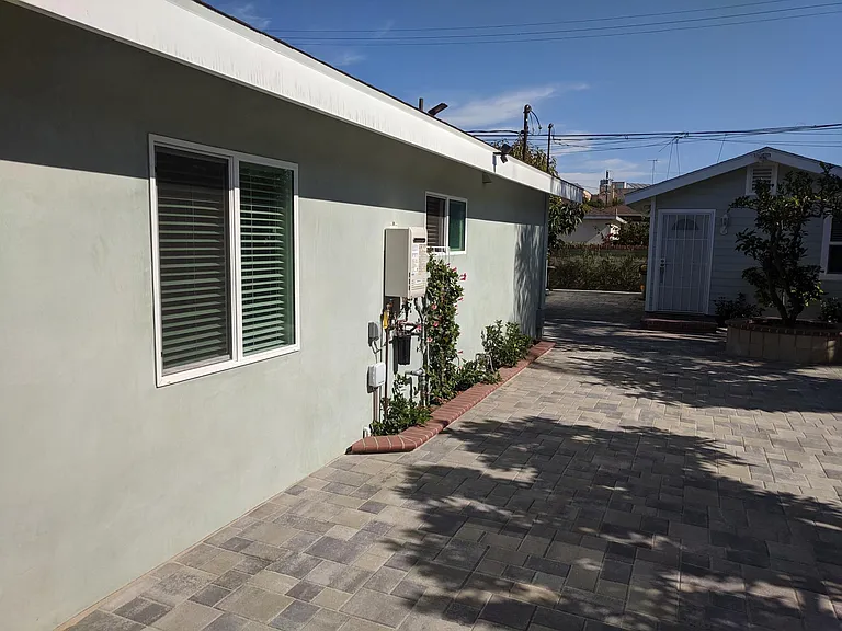 2442 Granville Ave — Photo 2