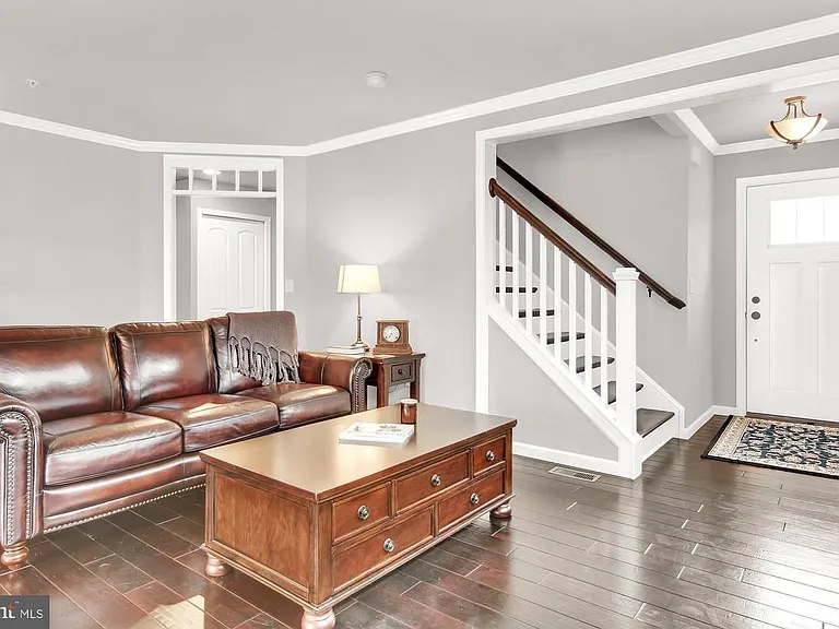 401 Landover Ct — Photo 4