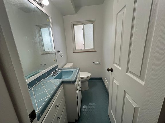 4th image of 23141 Cloverlawn Ave