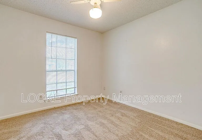 812 E Prairie View Rd — Photo 9