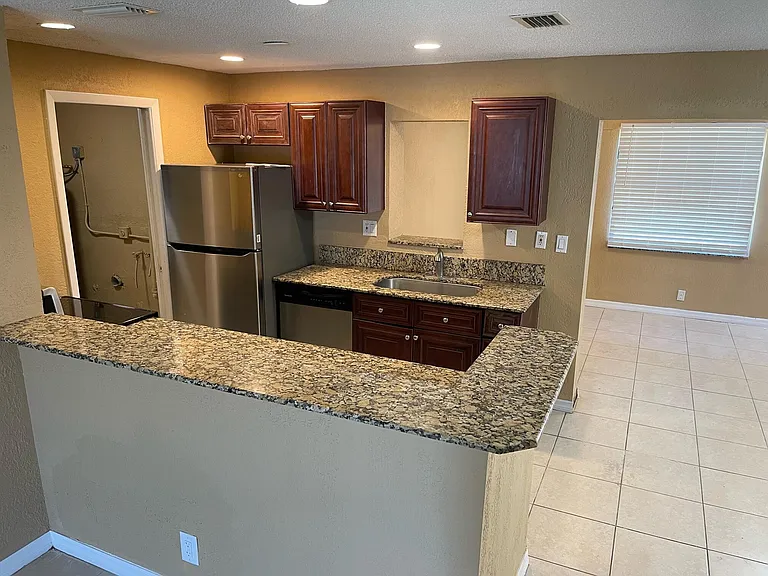 1650 W 12th Ct — Photo 11