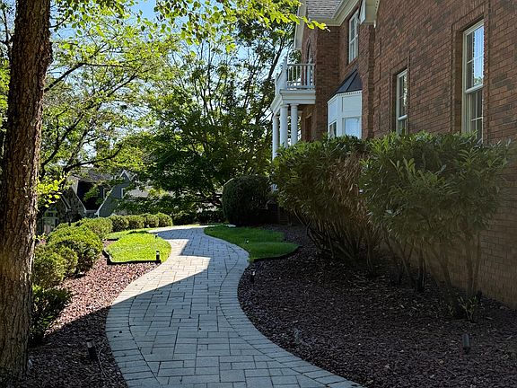 3rd image of 36 Mark Twain Dr