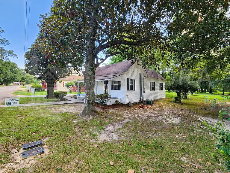 215 Adams St — Photo 3
