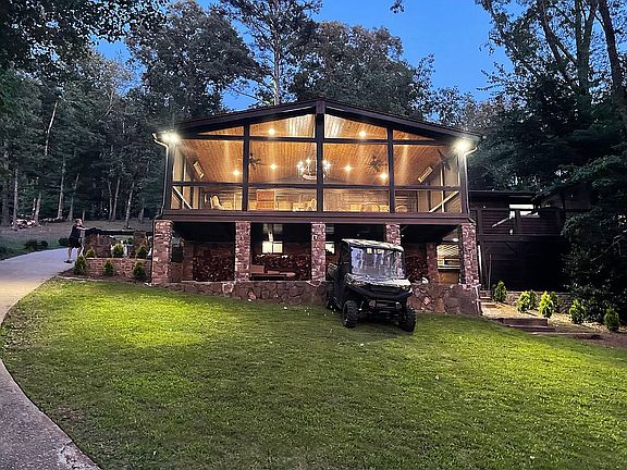 3rd image of 4488 Travis Dr