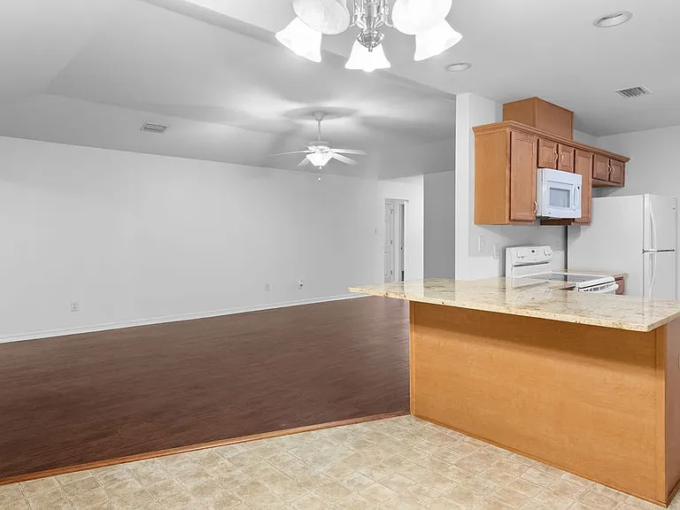 2200 Liberty Dr E — Photo 8