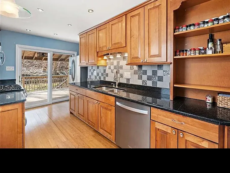 689 Shade Ave — Photo 7