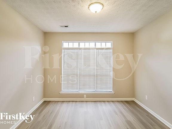 3rd image of 115 Foxlair Cir