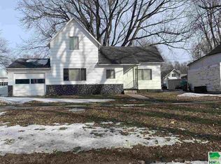 114 S Altona St, Holstein, IA 51025