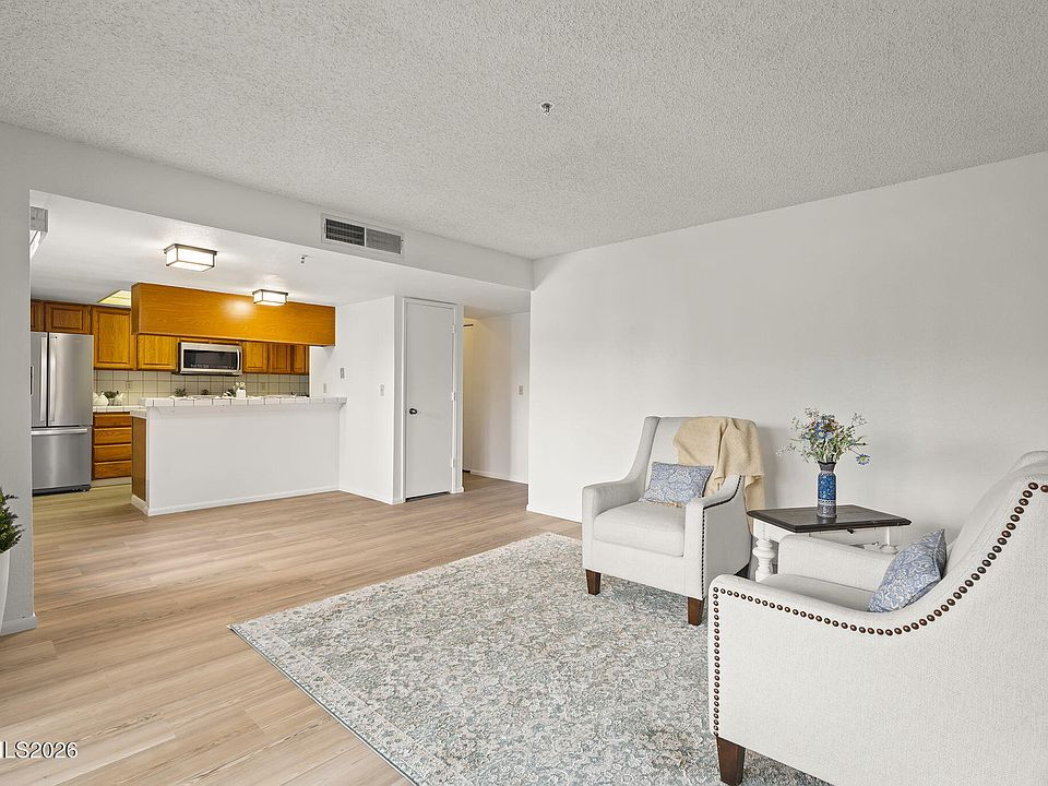 1st image of 3095 Lakeside Dr APT 213
