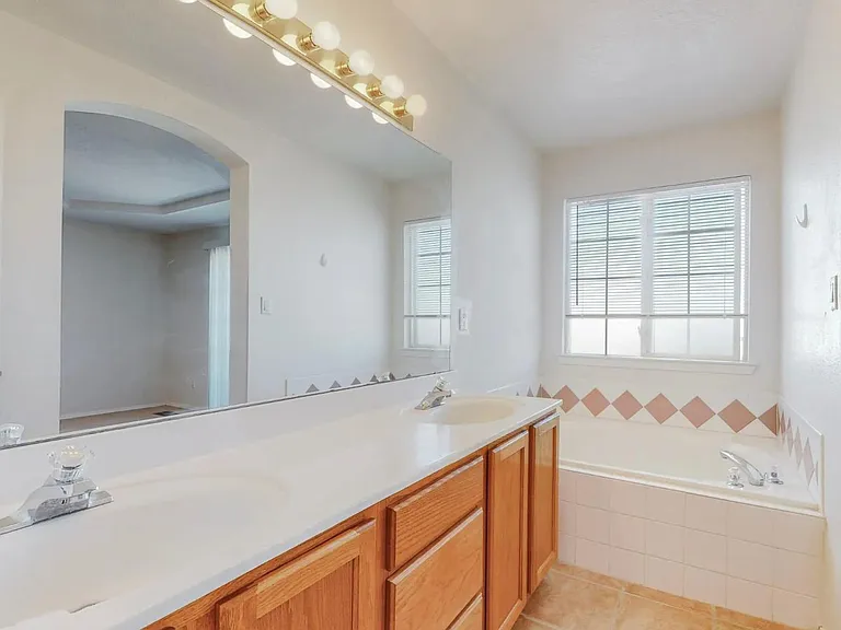 7309 Boxwood Ave NE — Photo 3