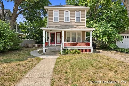 469 Crescent St NE Photo 1