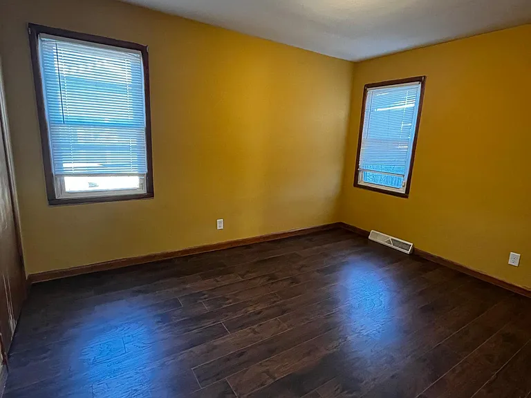 732 N Middle St — Photo 8