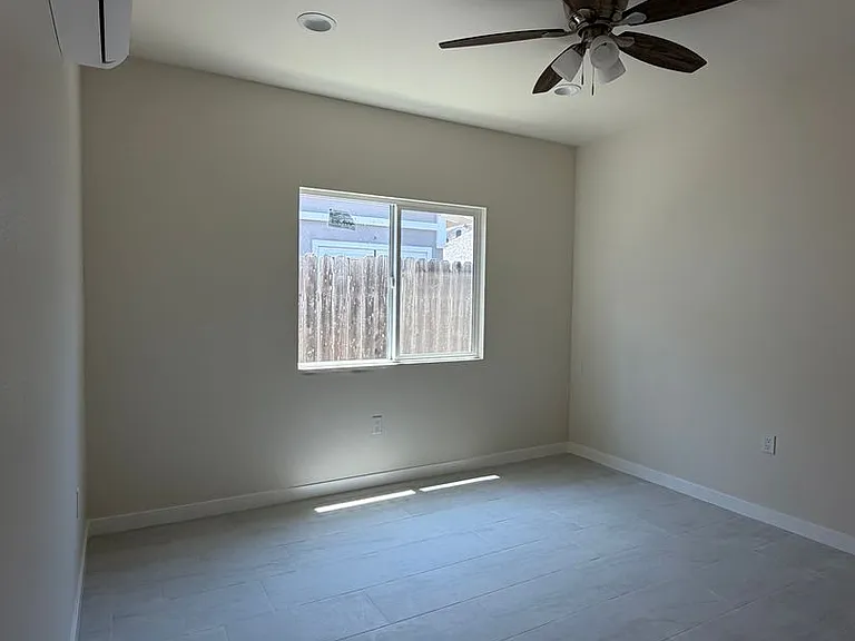 1039 N Liberty Ln — Photo 2