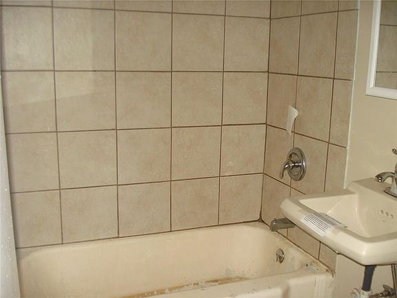 5th image of 528 W Parkwood Ave