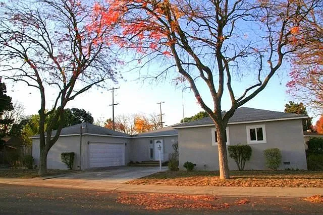 1401 Lorainne Ave photo 1