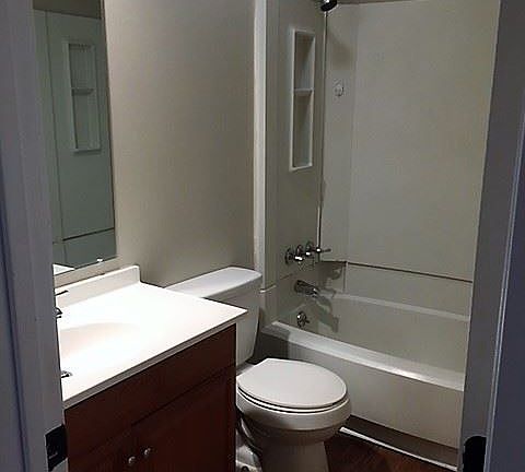 4th image of 3822 Bell St