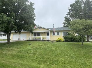 1702 Stratford Dr, Macon, MO 63552