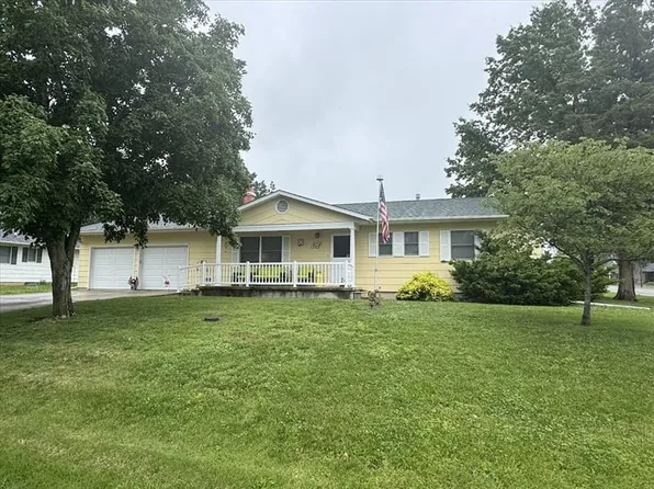 1702 Stratford Dr, Macon, MO 63552