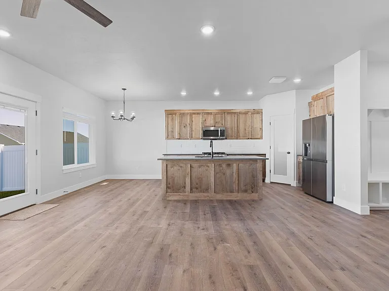 656 Jeanine Dr — Photo 4