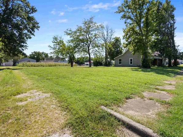 907 W White St, Marion, IL 62959