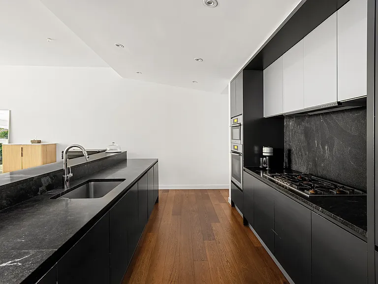 311 W Broadway #Townhouse 4 — Photo 4