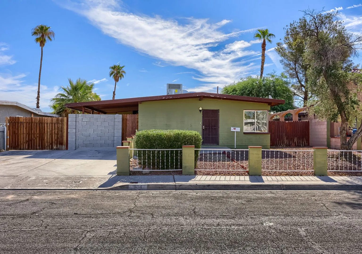 Charming 3 Bedroom Las Vegas Home with RV Parking & Huge Fenced Yard — Photo 1