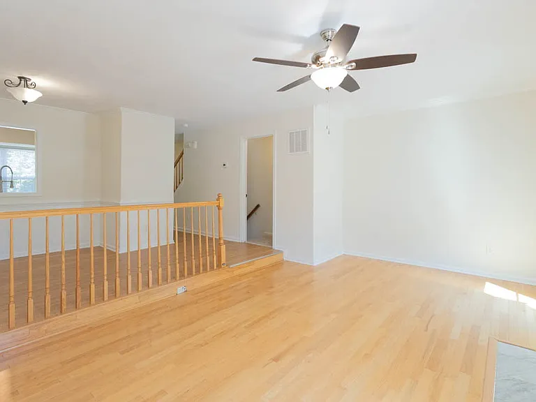405 Lakeview Ct — Photo 13