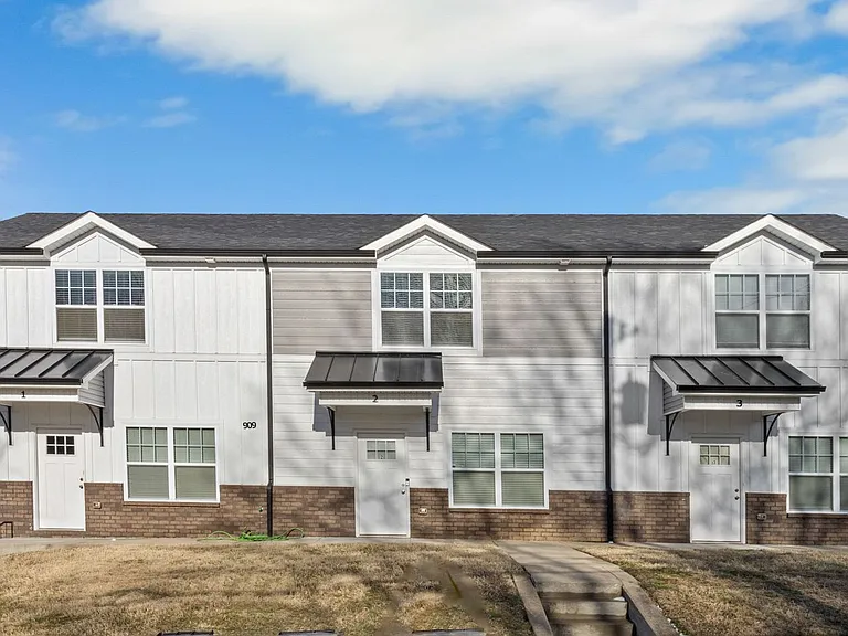 909 Charlotte St — Photo 1