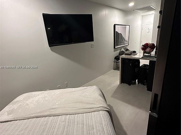 5th image of 3000 Island Blvd #325