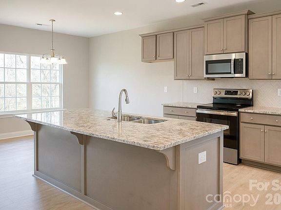 5th image of 458 Allen Dr