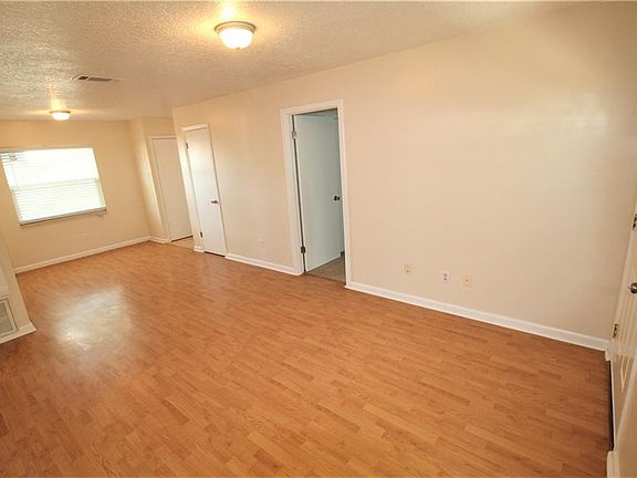4th image of 2829 Central Dr