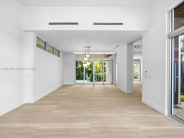 125 Hampton Ln — Photo 14
